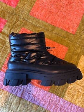Oak & Fort Winter Puffer boots, size 8
